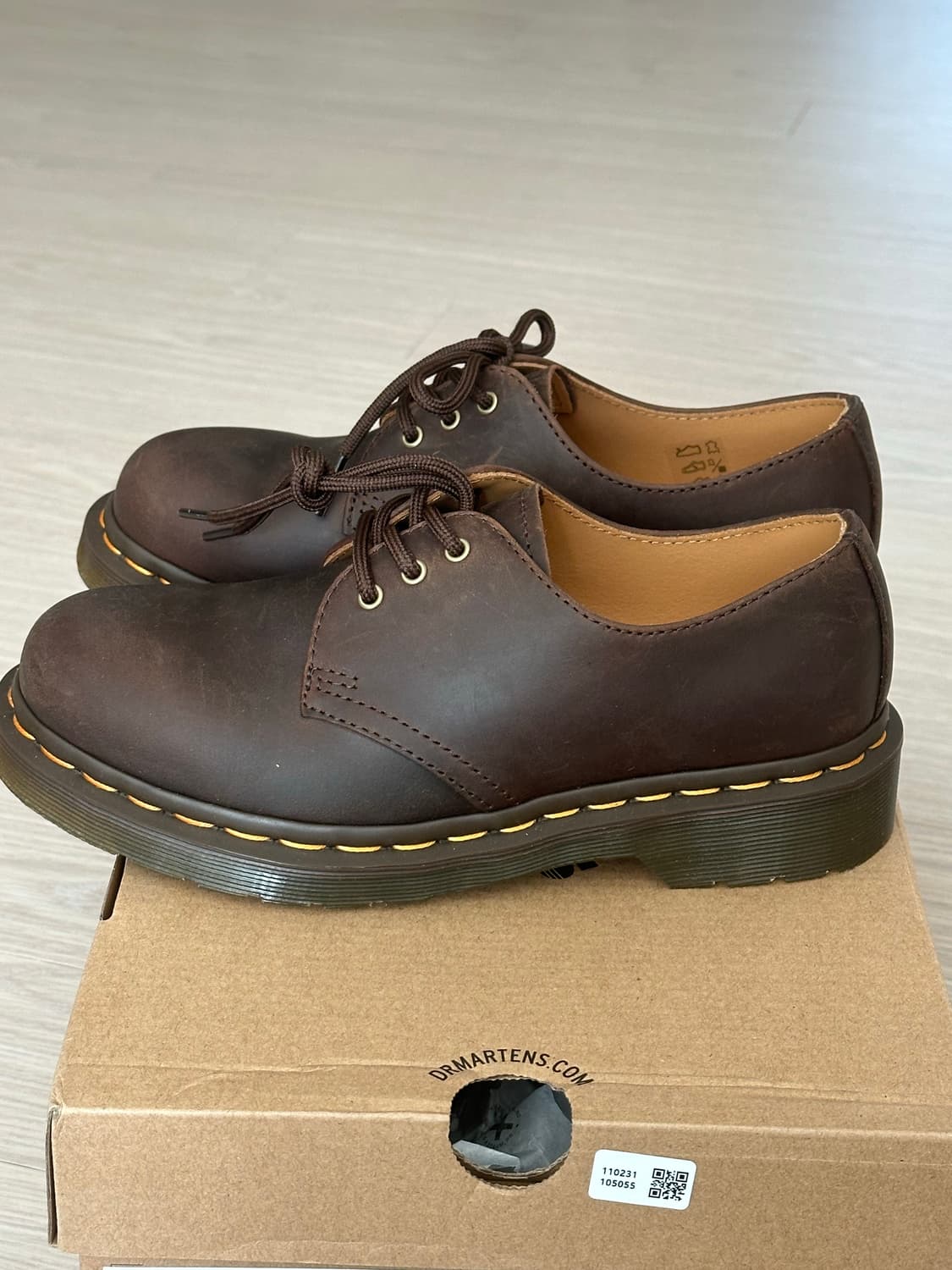 닥터마틴 1461 크레이지 호스 다크 브라운 3홀 판매합니다! 상품이미지3