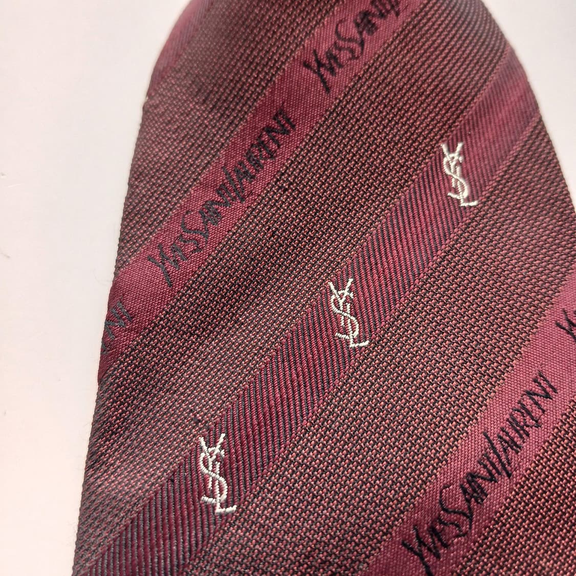 입생로랑 실크 스트라이프 로고 넥타이 9.8cm B등급 A18788
 상품이미지9