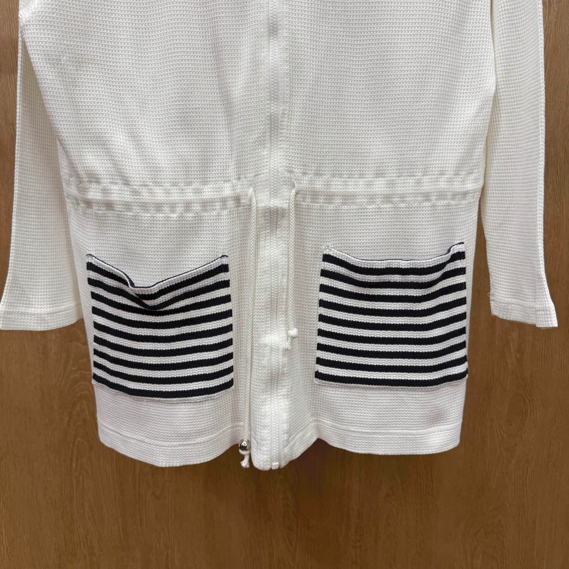 꾸레쥬 스트라이프 후드 집업 니트 로고 자수 포켓 디테일 아이보리 상품이미지5