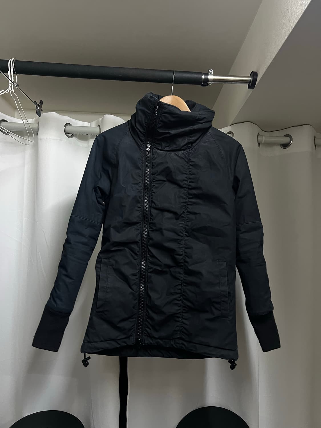 Ripvanwinkle Asymmetric Down Jacket 상품이미지1
