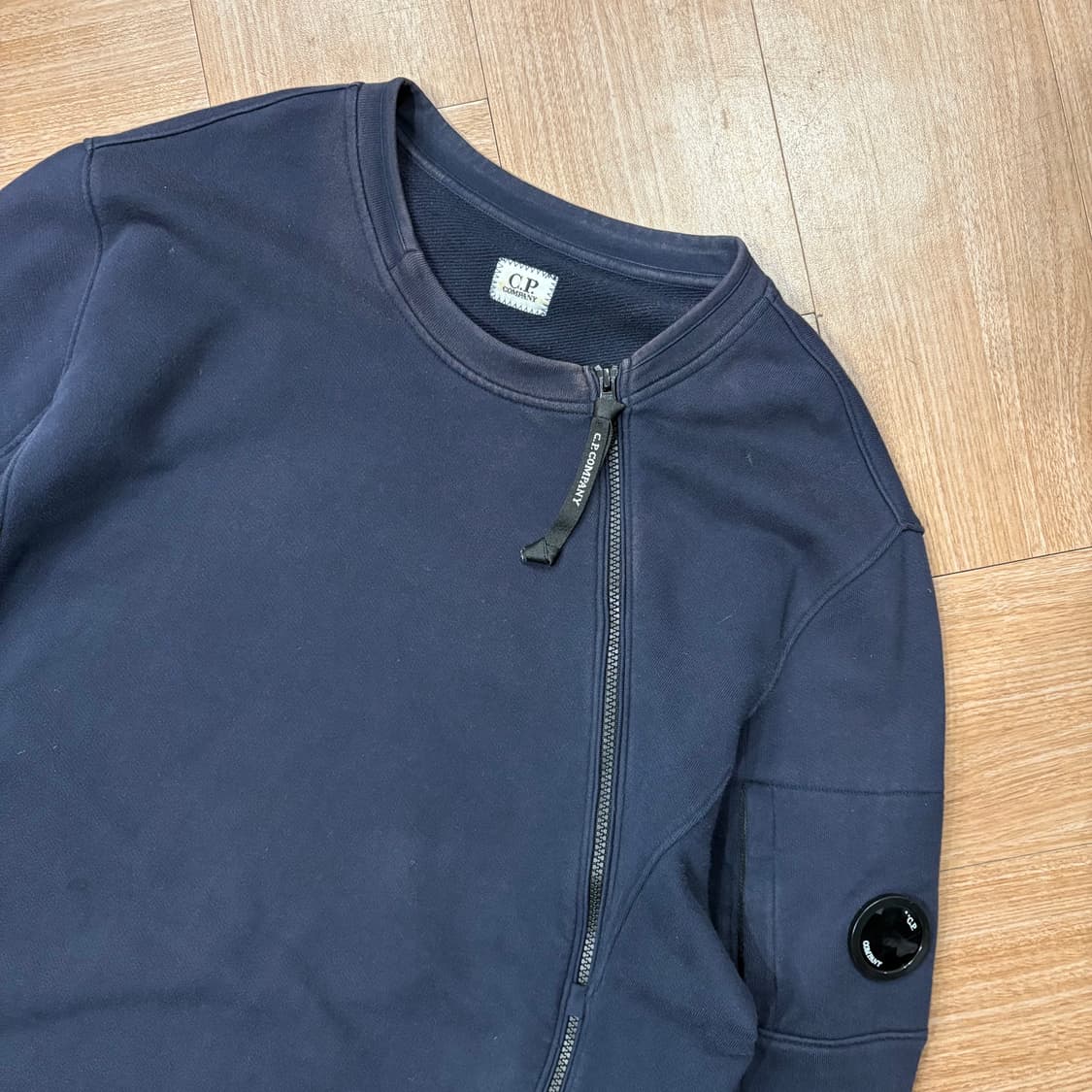 씨피컴퍼니 사선 지퍼 렌즈 스웻셔츠 상품이미지2