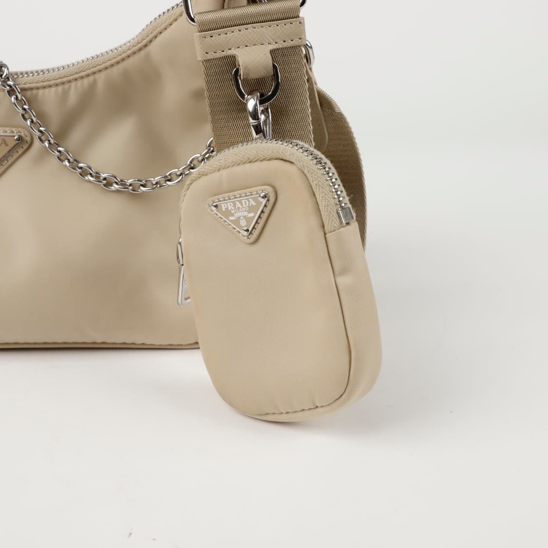 상태최상 프라다 리에디션 2005 리나일론 숄더백 데저트 베이지 상품이미지3
