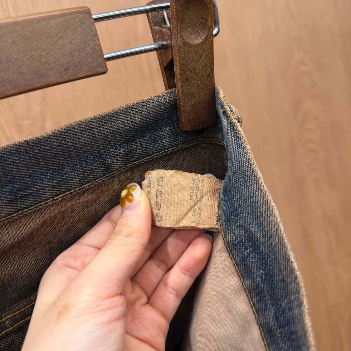 아페쎄 스트레이트핏 더티워싱 데님 팬츠 백포켓 로고 단추 디테일 진청 상품이미지7