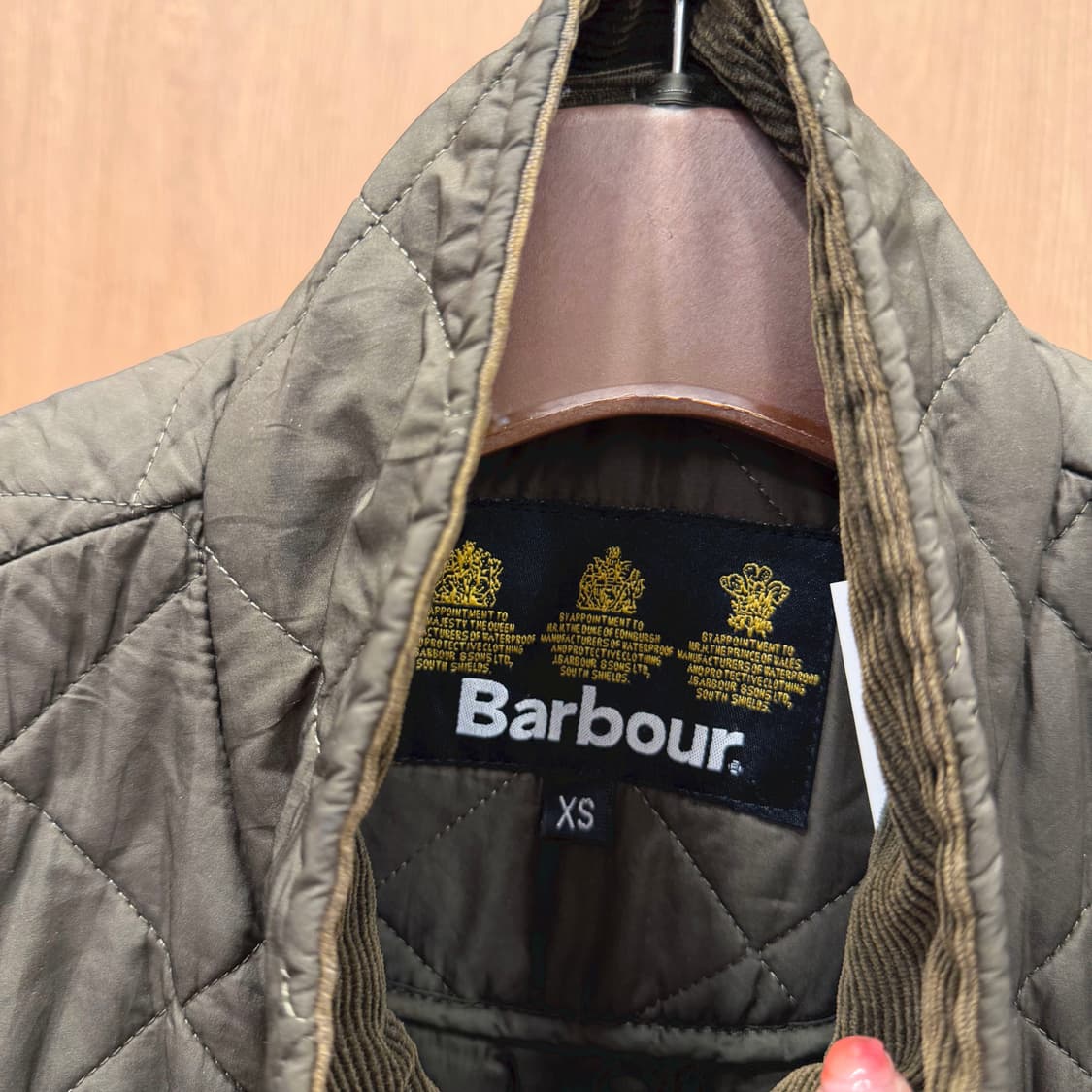 바버 퀄팅 패딩 자켓 하이넥 더블 클로징 포켓 로고 자수 디테일 카키 상품이미지7