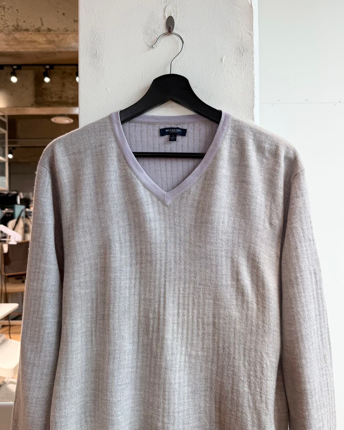 버버리 라이트 퍼플 스트라이프 브이넥 니트  상품이미지3