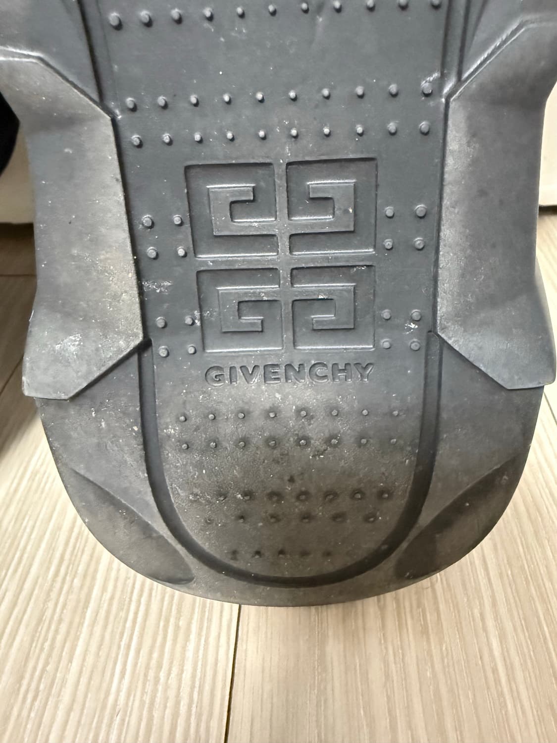 GIVENCHY 마쉬멜로우 스터드 장식 스웨이드 블랙 뮬 상품이미지10