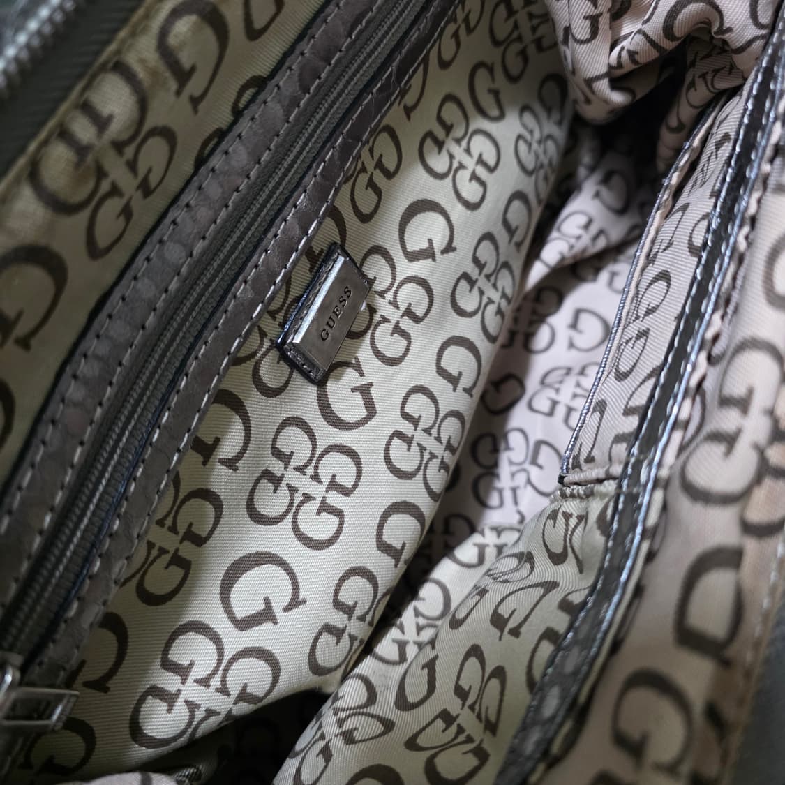 빈티지 Guess 게스 실버 메탈 레더 숄더백 y2k 오네갸루 상품이미지7