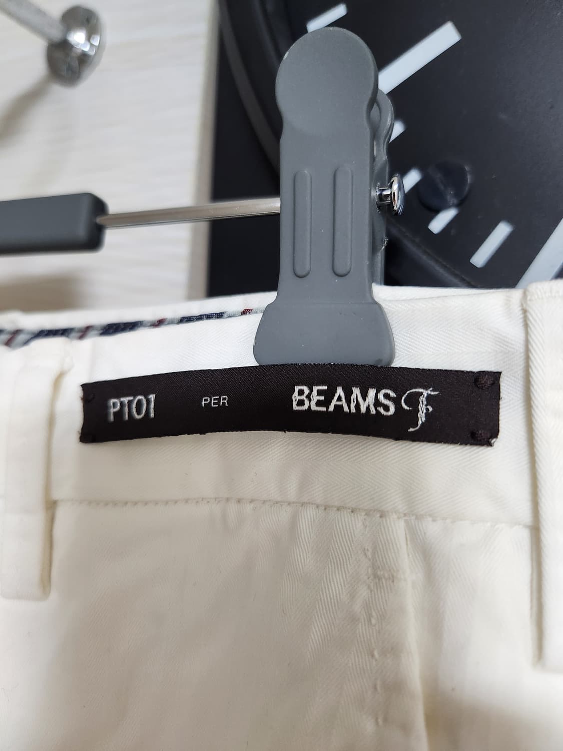 PT01 x BEAMS 콜라보 화이트 헤링본 코튼 카고 팬츠 상품이미지3