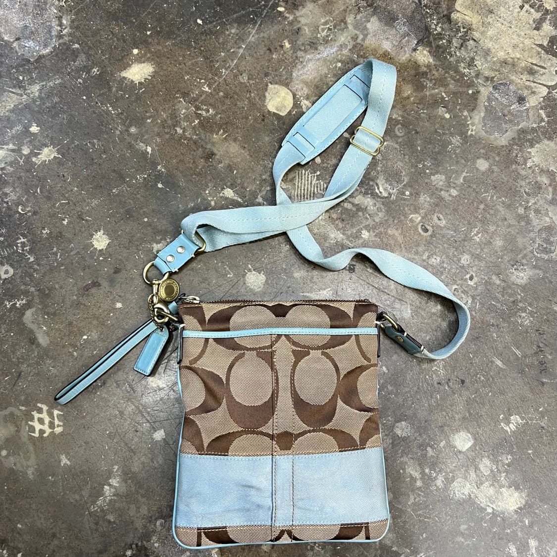 코치 시그니처 캔버스 크로스백 미니백 가방 상품이미지2