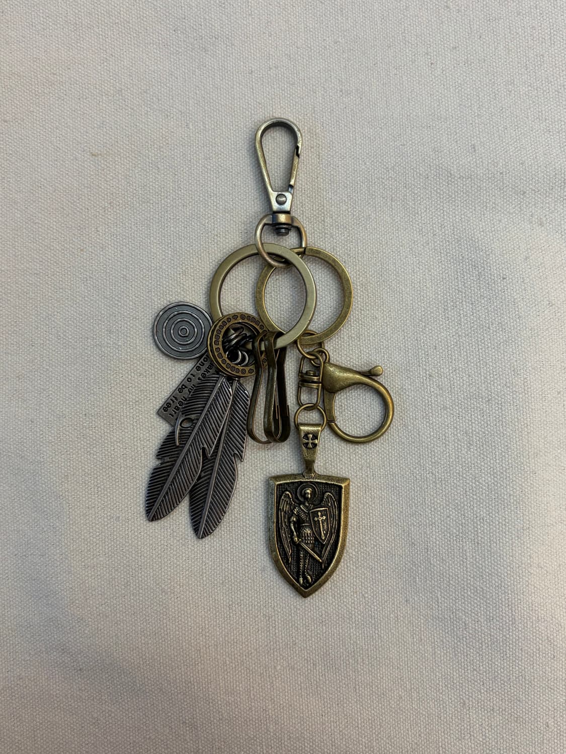 ⚔️ Guardian Relic – 빈티지 실드 & 페더 참 키링 상품이미지1