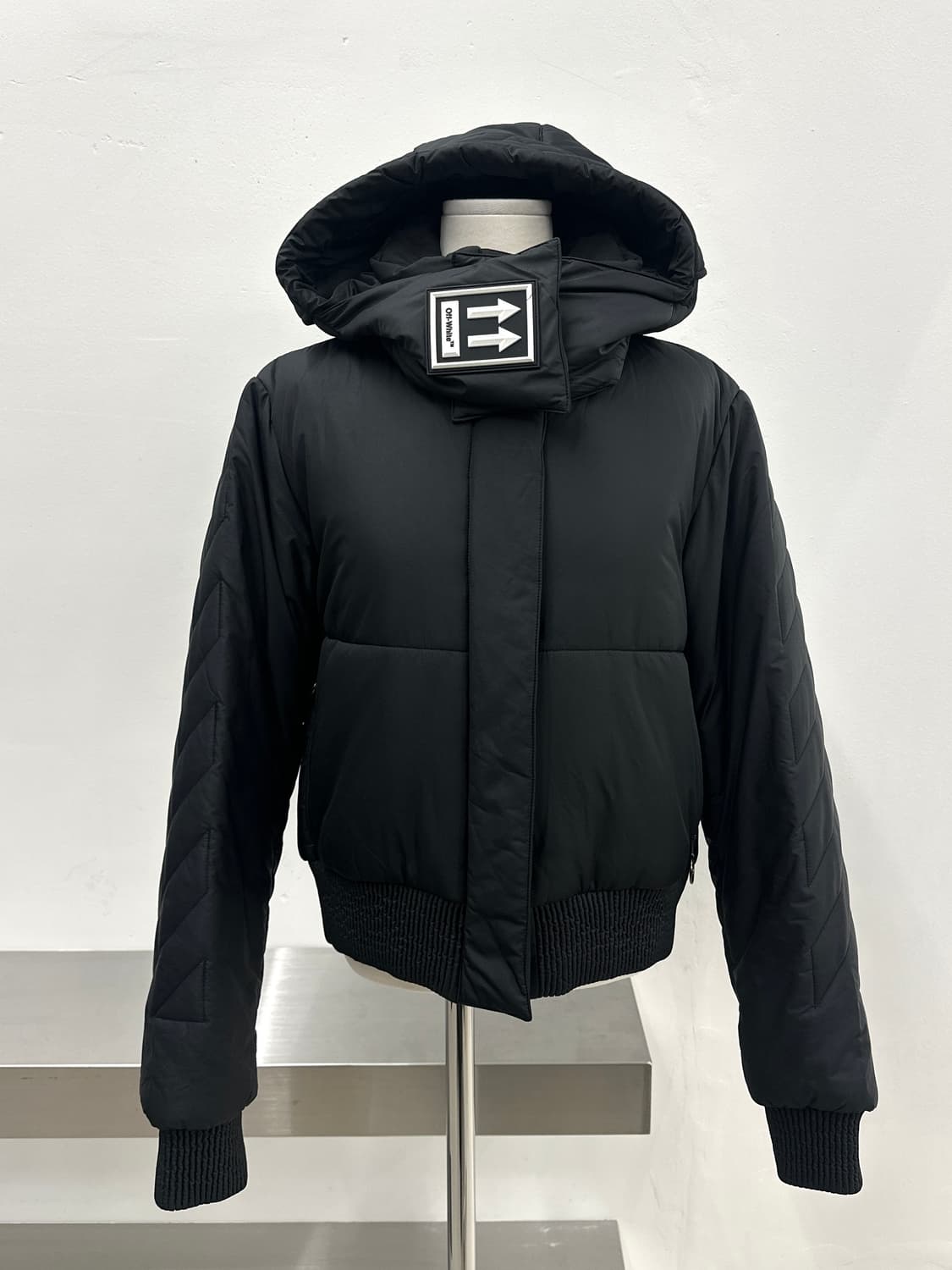 오프화이트 에로우 후드 숏 패딩  상품이미지1