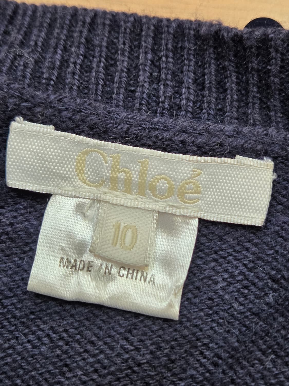 끌로에 키즈 네이비 가디건 사이즈 10입니다. 목 부분 큐빅 장식이 고급 상품이미지3