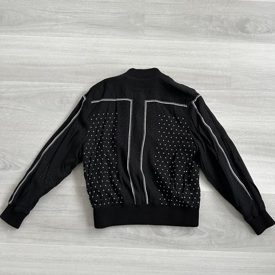 [BTS 지민님 착용] 생로랑 21AW 카산드라 로고 폴카닷 실크 자켓 상품이미지6