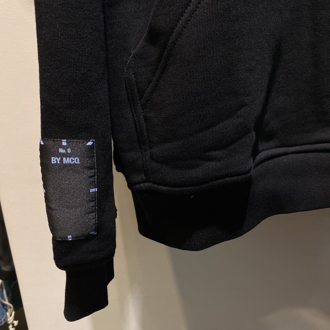 McQ 알렉산더 맥퀸 맥큐 남성 블랙 프린트후드 80% 상품이미지4
