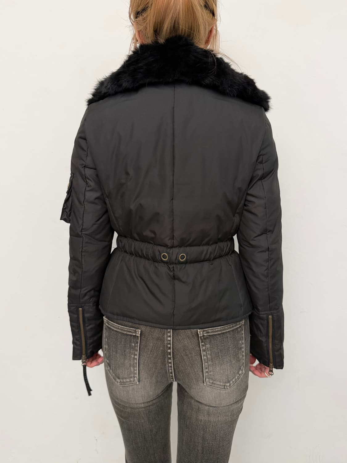 블랙 퍼 금장 벨트 다운 패딩   상품이미지3