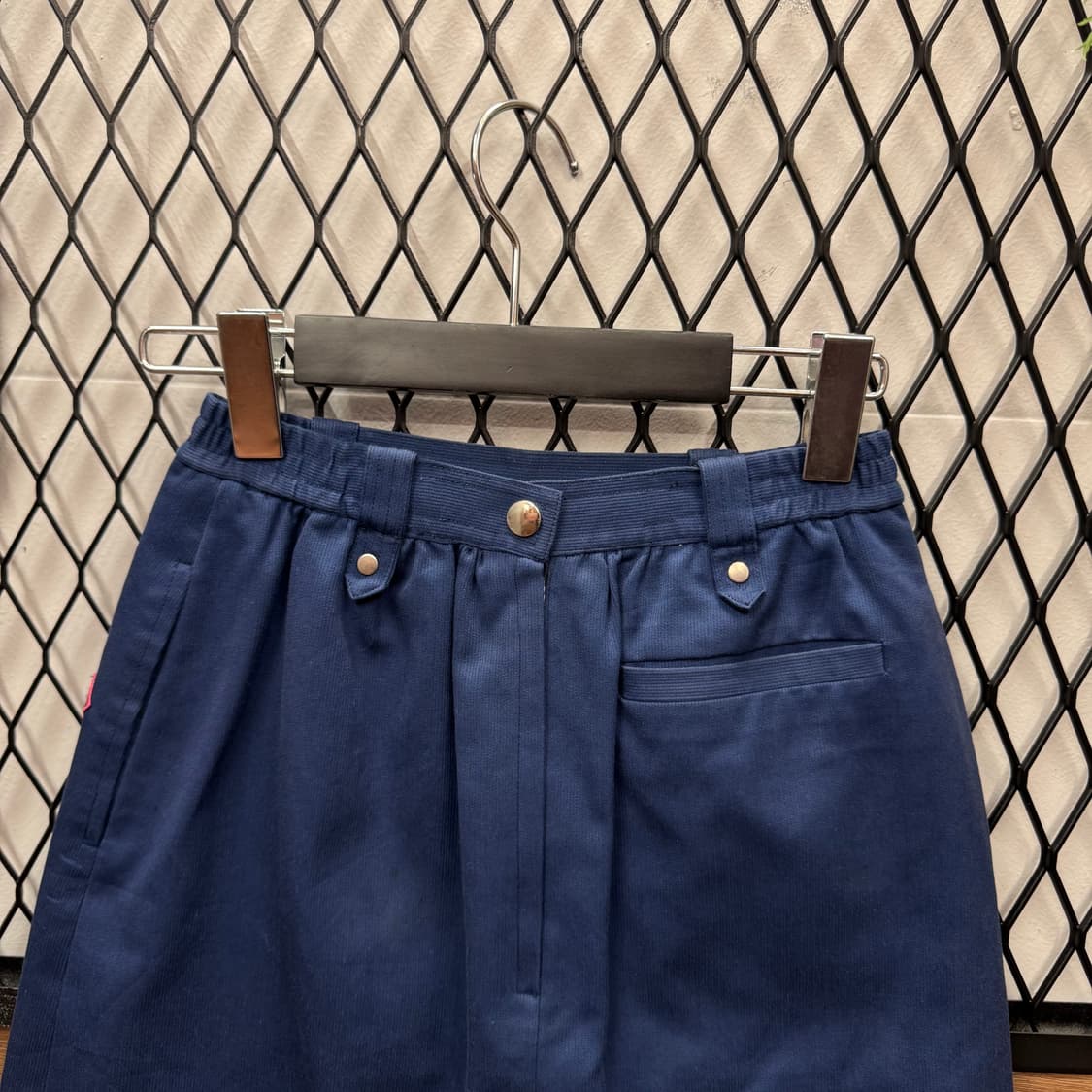 90s 크리스찬 디올 스포추 플리츠 스커트 후면 버튼 디테일 네이비 상품이미지3