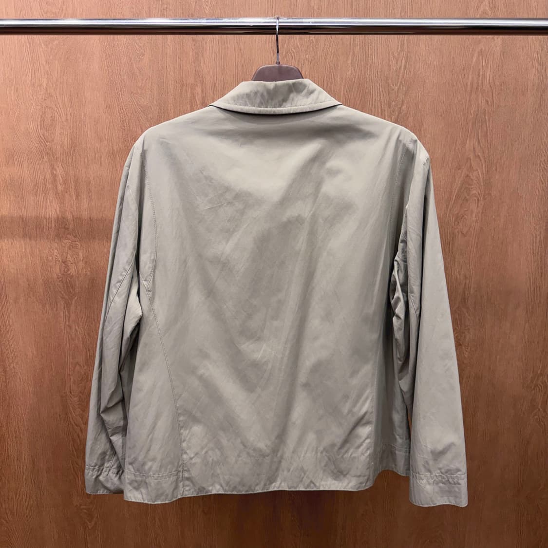 휴고 보스 경량 코튼 집업 자켓 셔츠 카라 슬랜트 포켓 디테일 베이지 상품이미지3