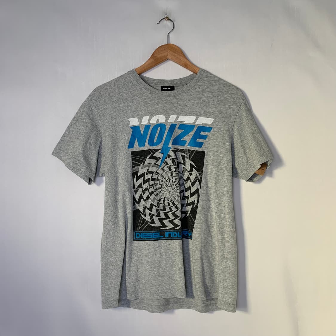 디젤 빈티지 프린팅 NOIZE 반팔 티셔츠 그레이 남녀공용 상품이미지1