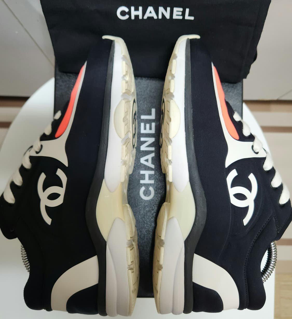 [정품]샤넬 스니커즈 운동화 CC로고 로우탑 블랙/화이트/오렌지 36.5 상품이미지3