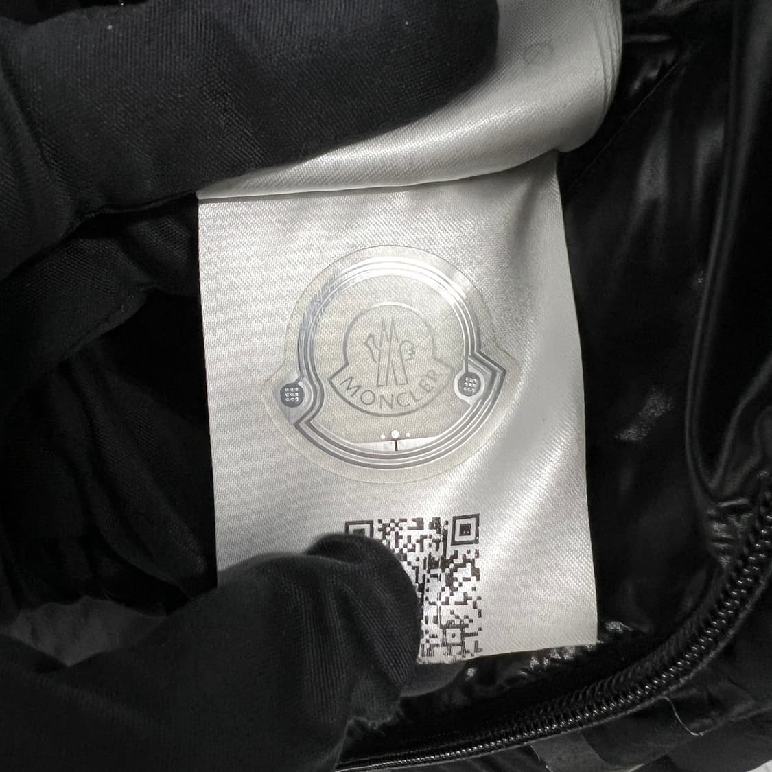 [4사이즈] 몽클레어 블랙 와펜 로고 패딩 점퍼 상품이미지8