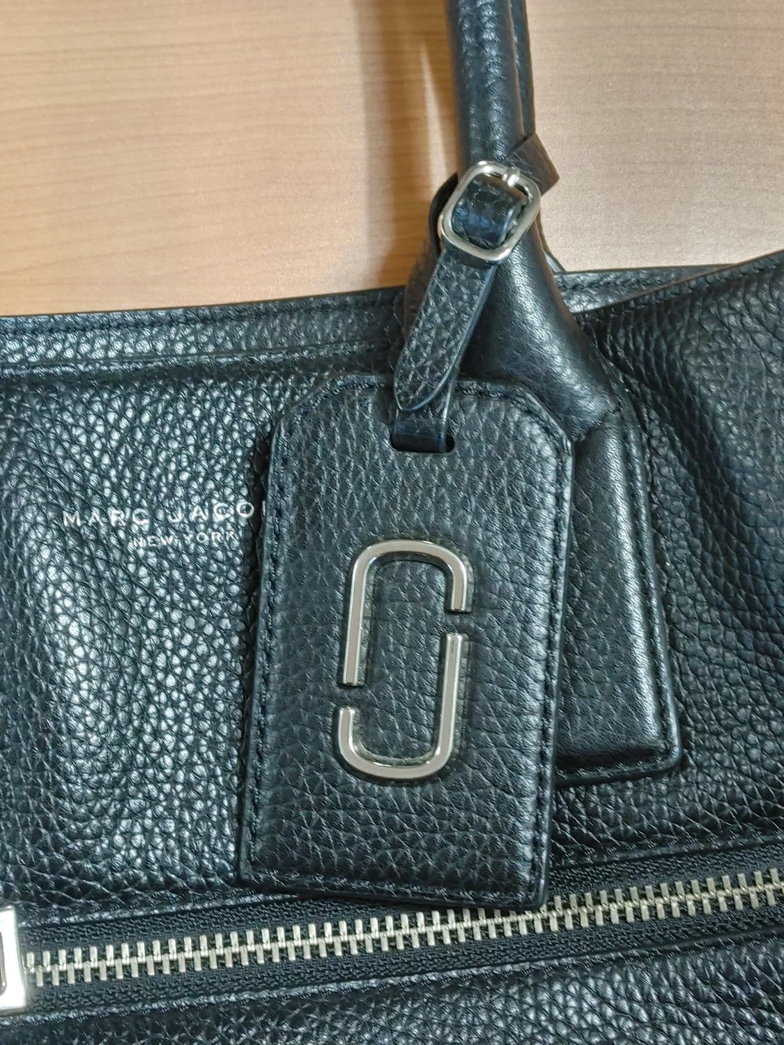 MARC JACOBS 마크제이콥스 천연소가죽 사각 오픈형 토트백 상품이미지4