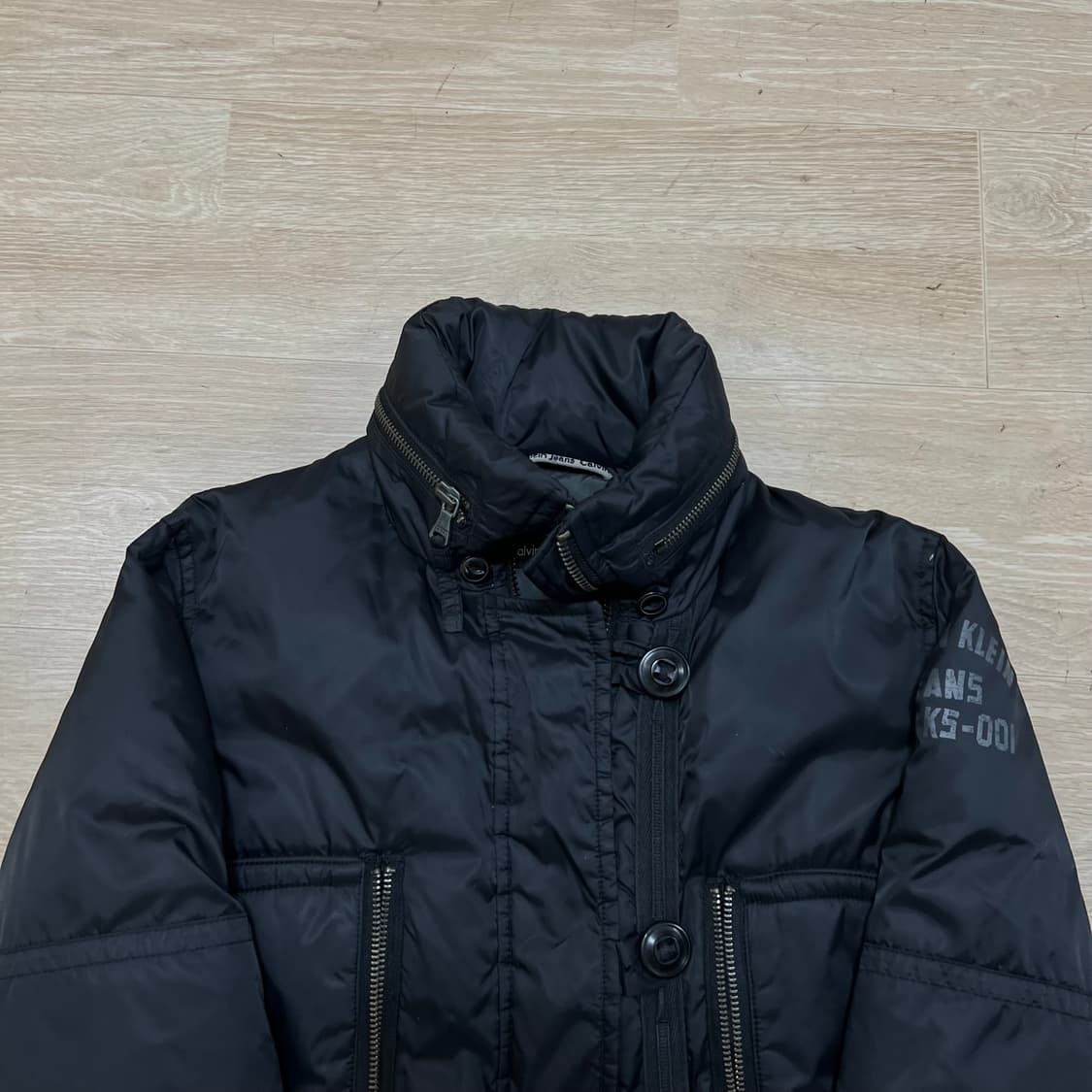 캘빈클라인 진스 여성 덕다운 로고 프린팅 패딩 점퍼 [블랙] S/90 상품이미지2