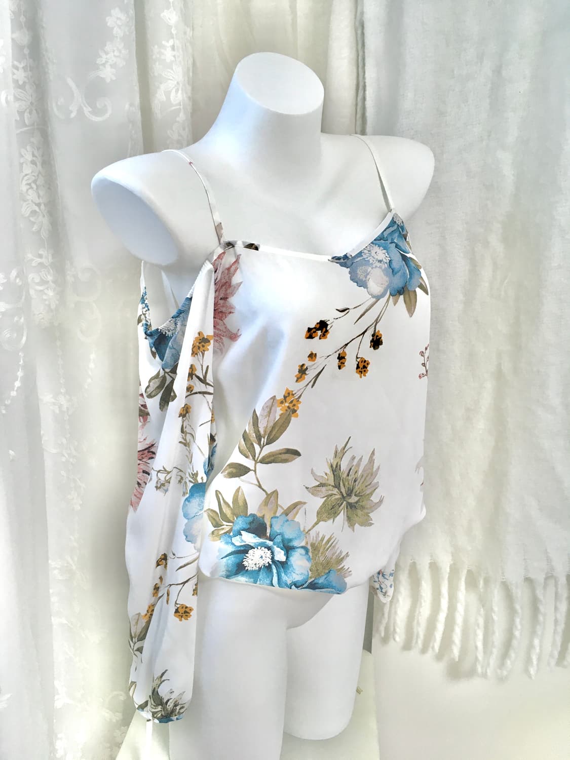 오리엔탈 플라워 새틴 오프숄더 롱슬리브 상품이미지1