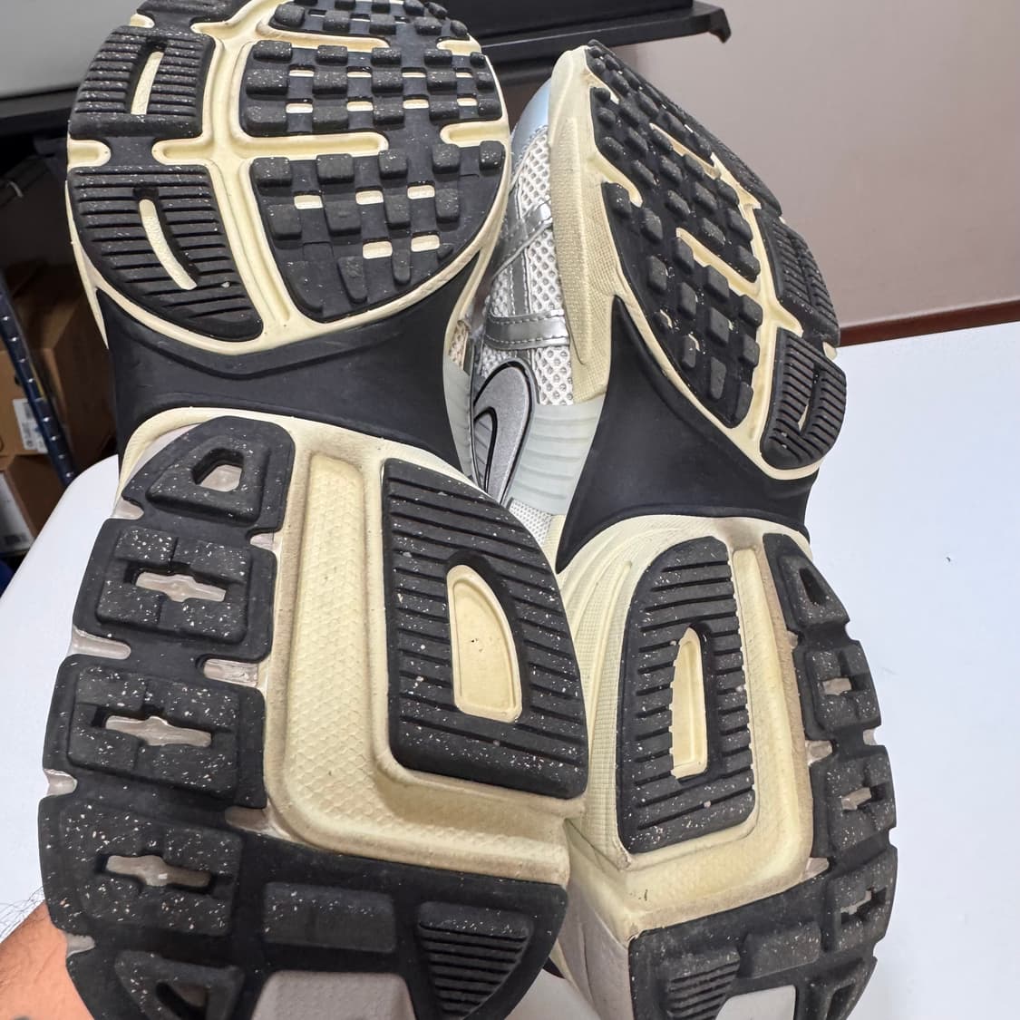 나이키 V2K런 FD0736-100 판매합니다 상품이미지4