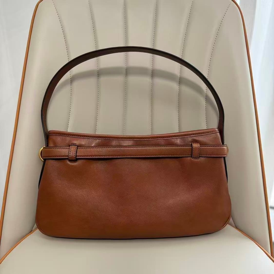 미우 미우 아벙츄어 나파 레더 백 꼬냑 상품이미지2