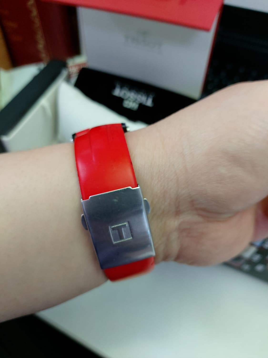 블랙/레드 조합이 매력적인 티쏘 남성 시계  상품이미지6