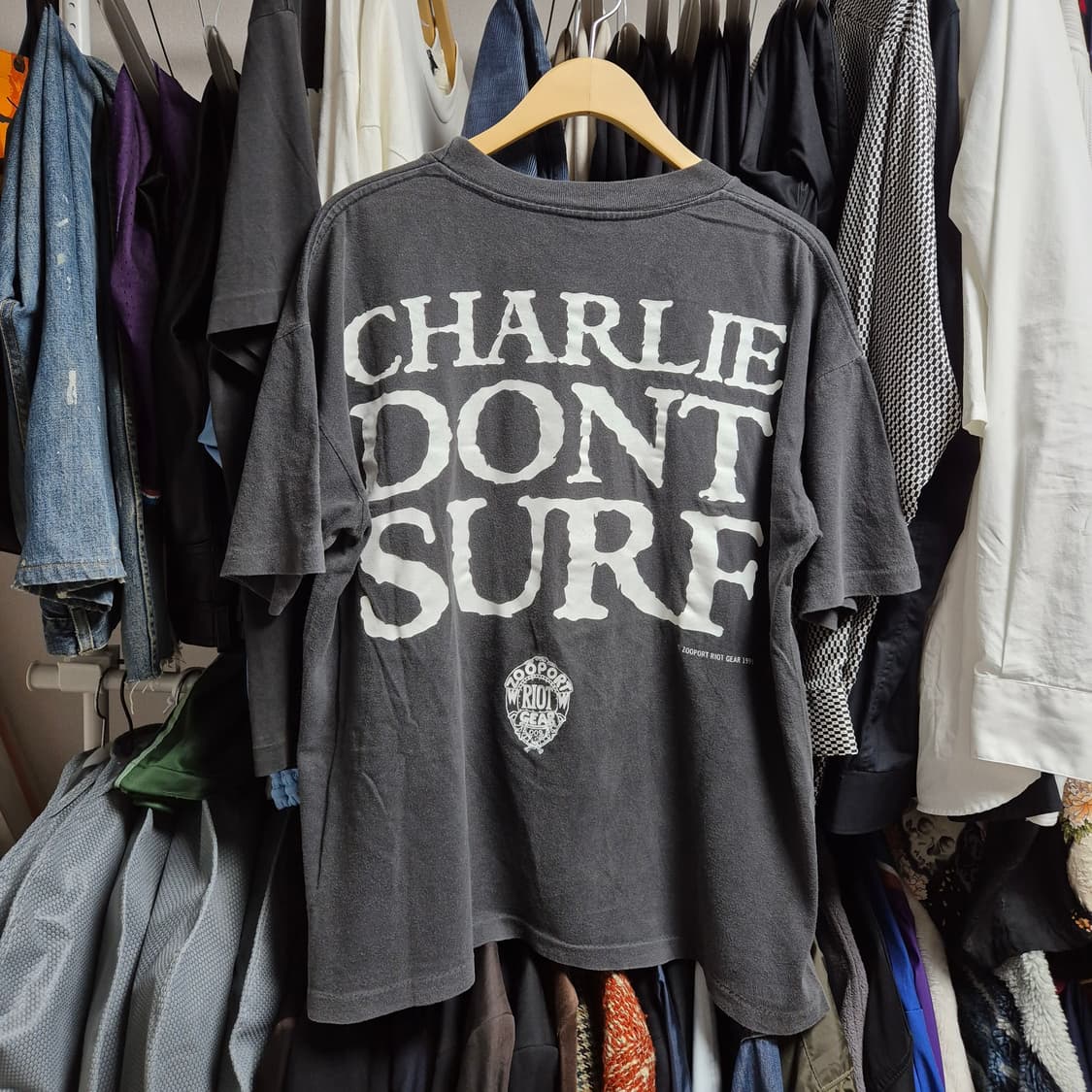 Zooport Riot Gear, "Charlie Don't Surf" 상품이미지1