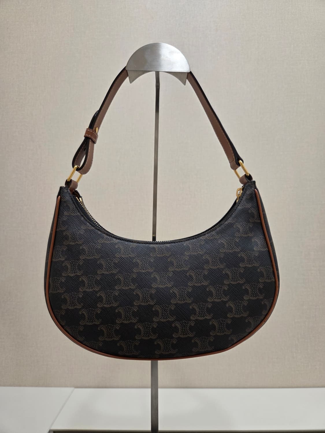 셀린느 트리옹프 아바백 미디움 상품이미지1