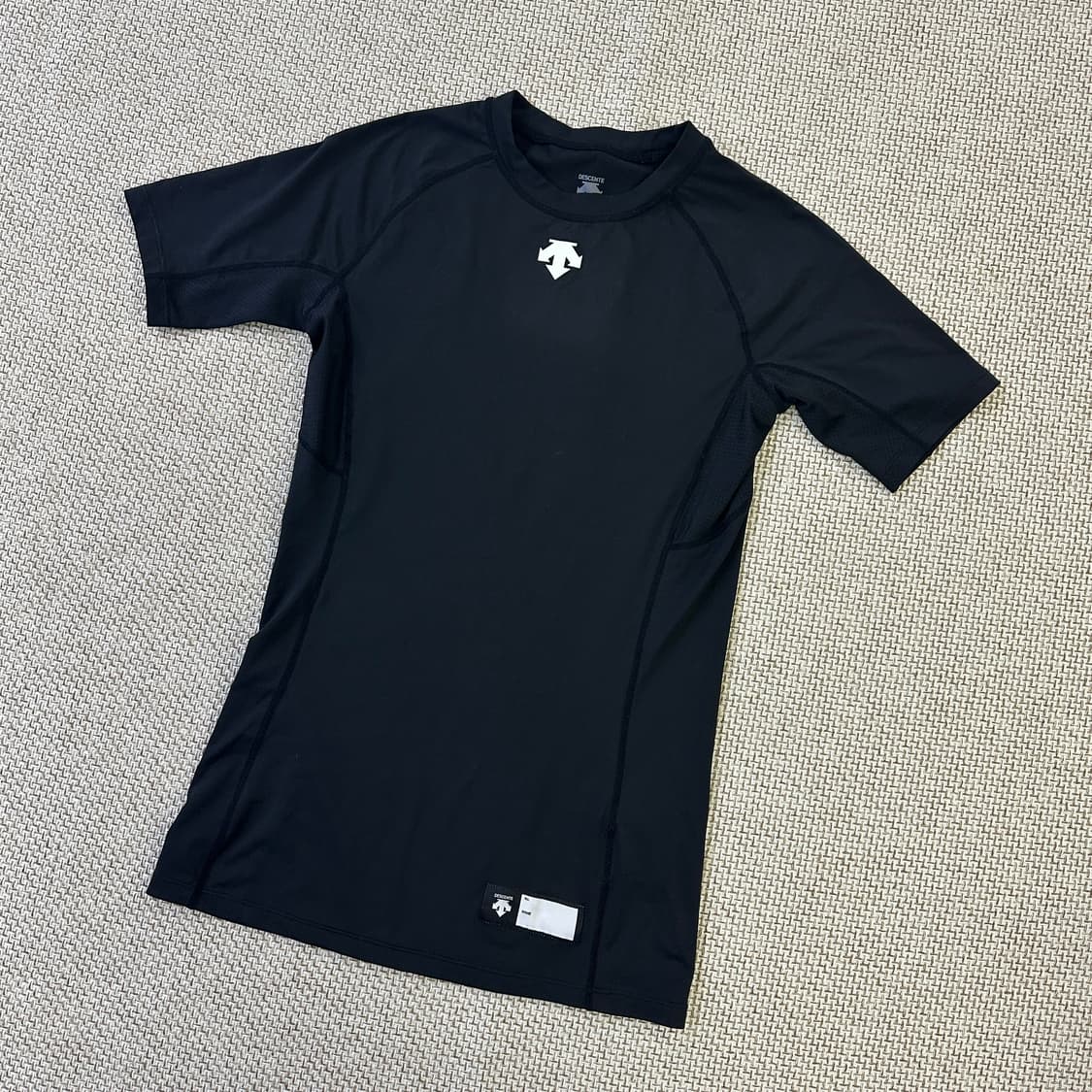 100 데상트 기능성 트레이닝 반팔 티 0420D 상품이미지1