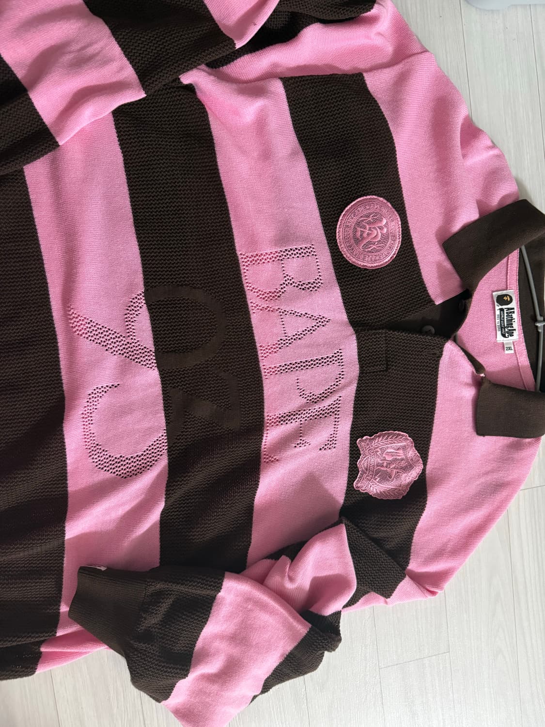 베이프 자카드 멀티 로고 스트라이프 릴렉스드 핏 롱슬리브 티셔츠 핑크 상품이미지2