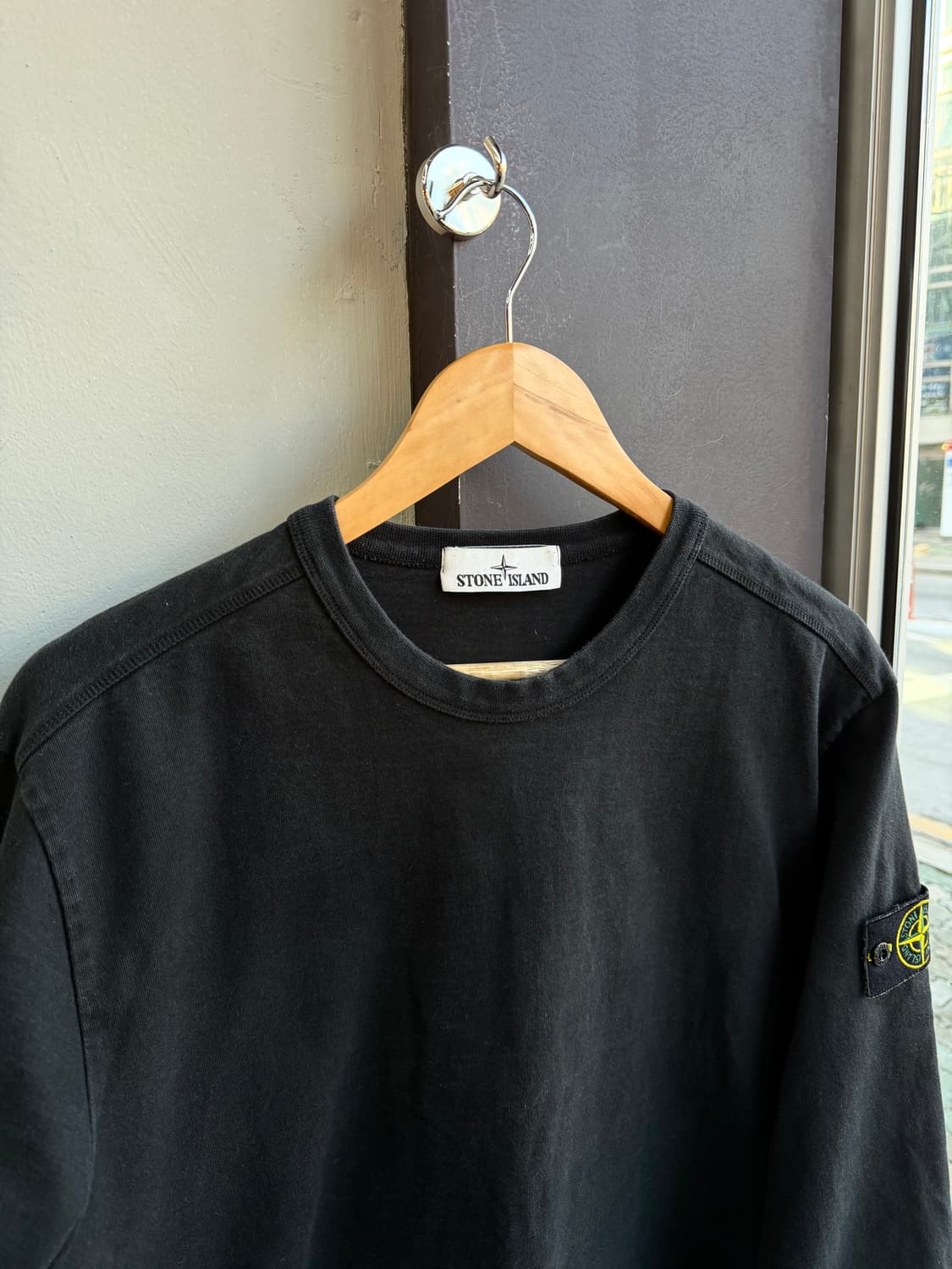L/ 스톤아일랜드 에센셜 와펜 블랙 롱슬리브 맨투맨 상품이미지3