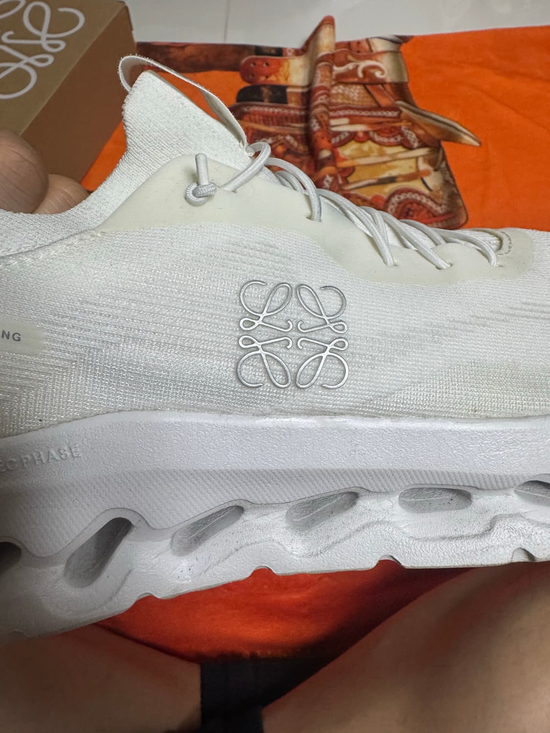 온러닝 로에베 클라우드틸트 올화이트  상품이미지4