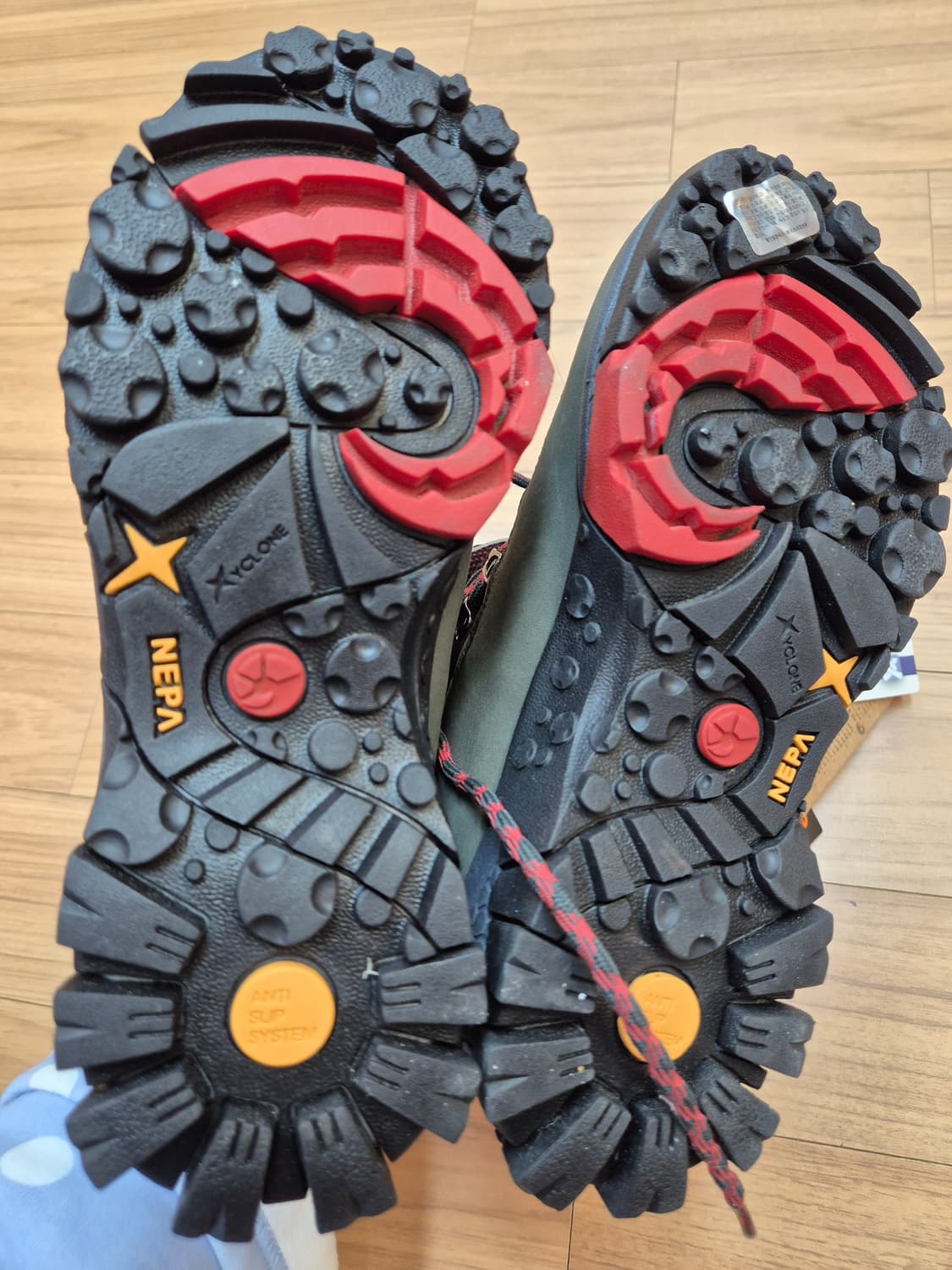 택까지 달려있는 네파 등산화 새상품입니다. ICEBLINK 모델이고, 사 상품이미지7