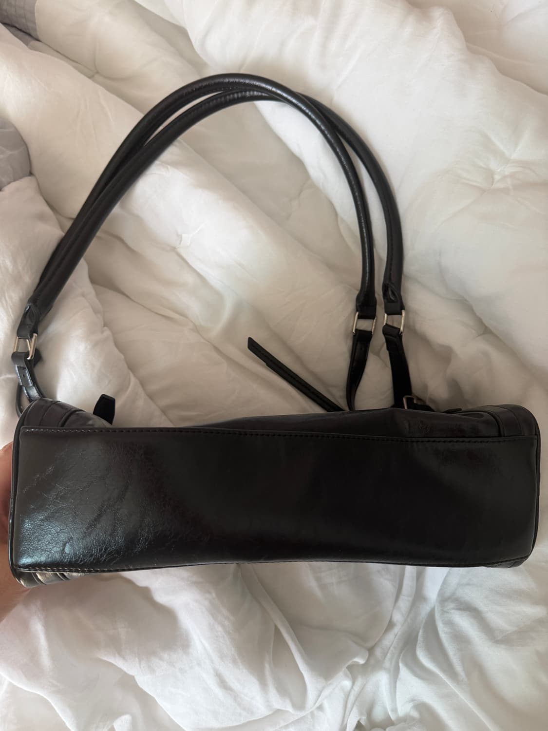 마뗑킴 BUCKLE STRAP SHOULDER BAG IN BLACK 상품이미지4