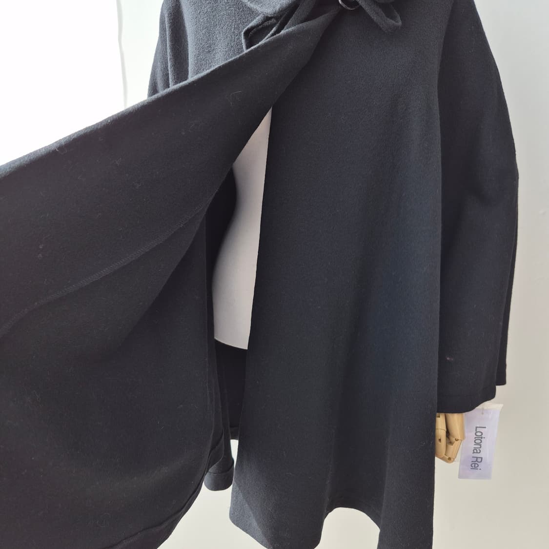 울 케이프핏 빅카라 폼폼 블랙 코트 상품이미지8