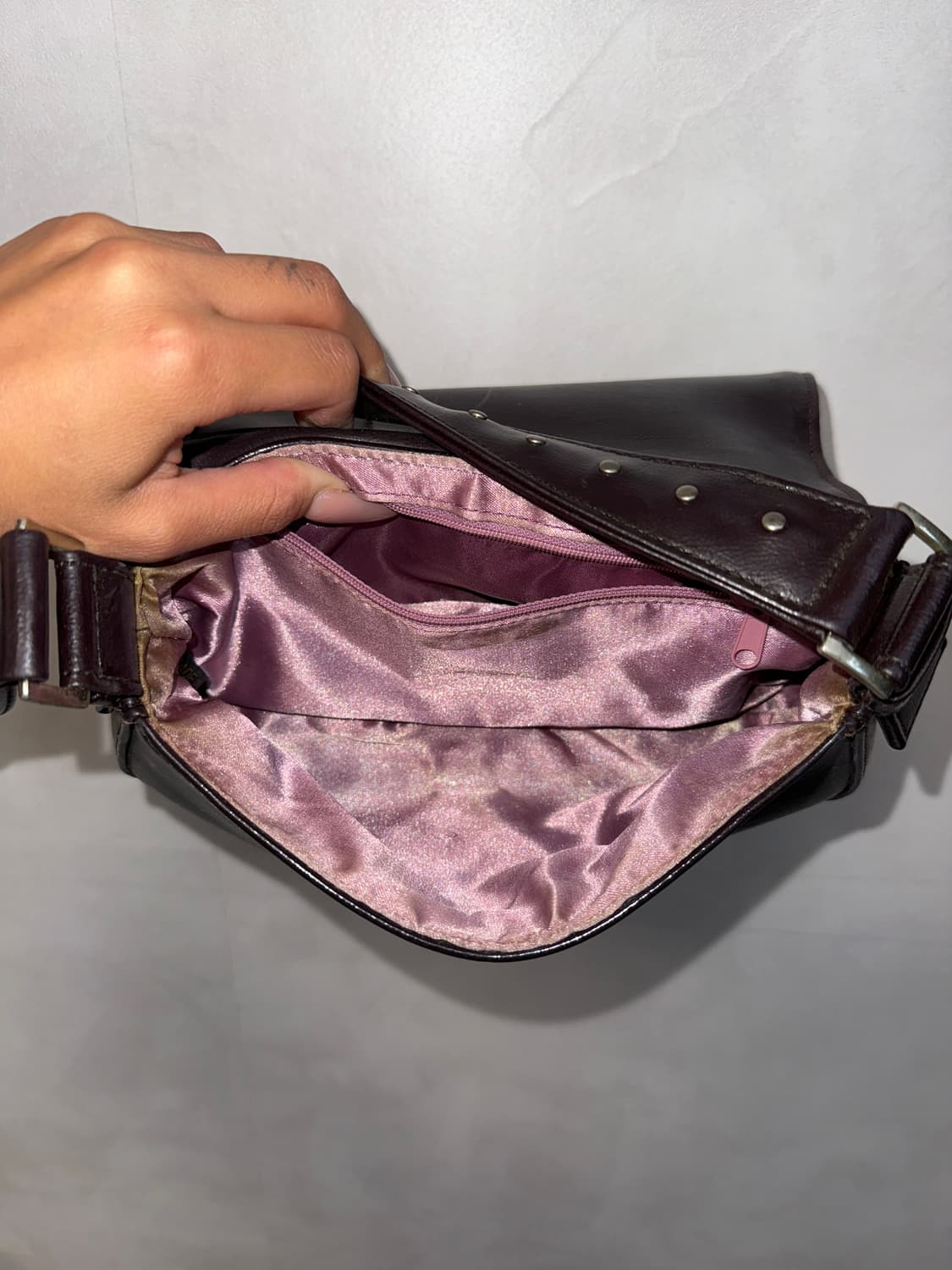 Guess dark brown stud mini shoulder bag 상품이미지6