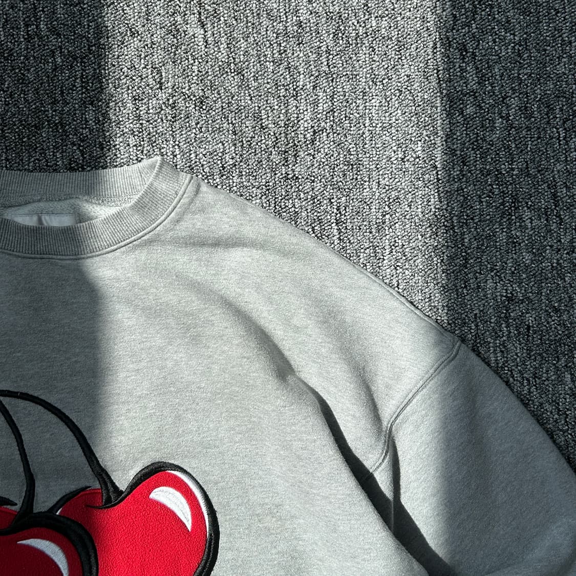 키르시 빅체리 그레이 맨투맨 상품이미지2