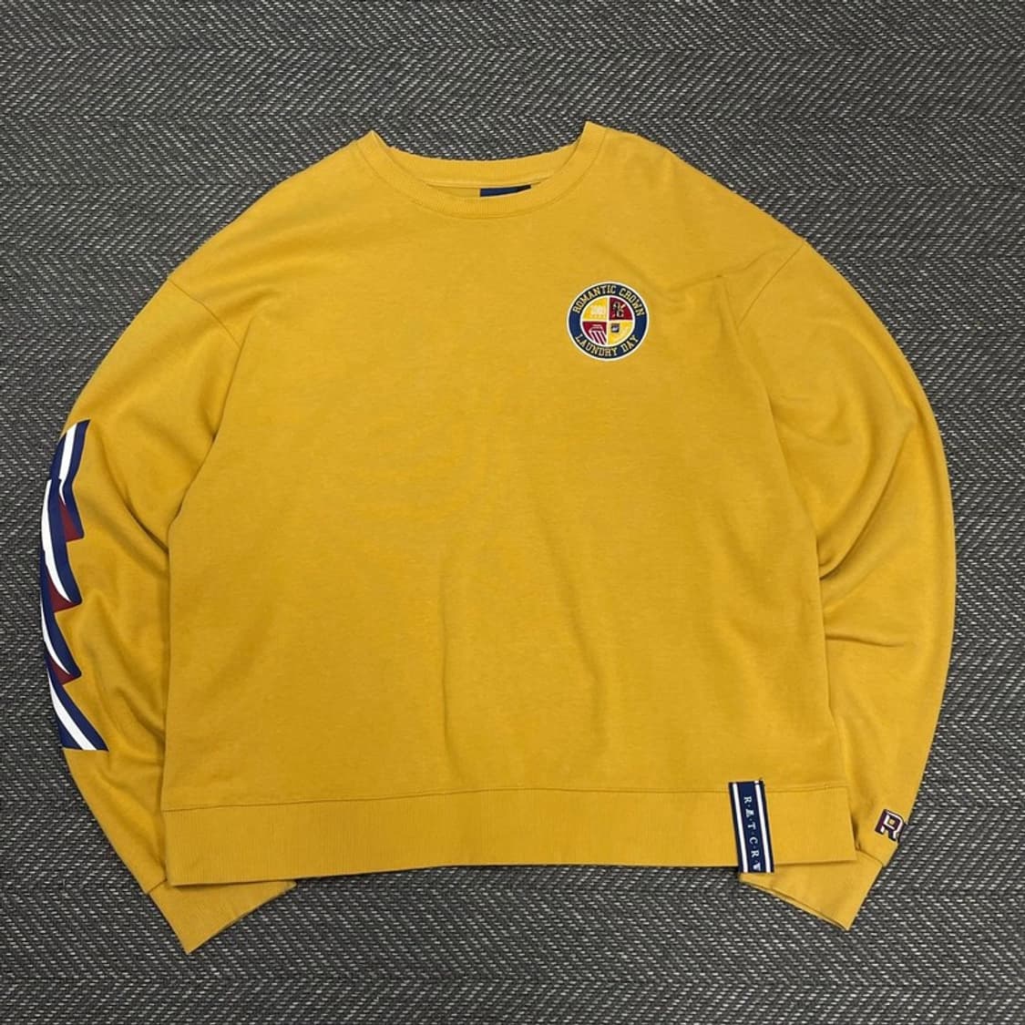 로맨틱 크라운 자수 맨투맨 v0229 상품이미지1