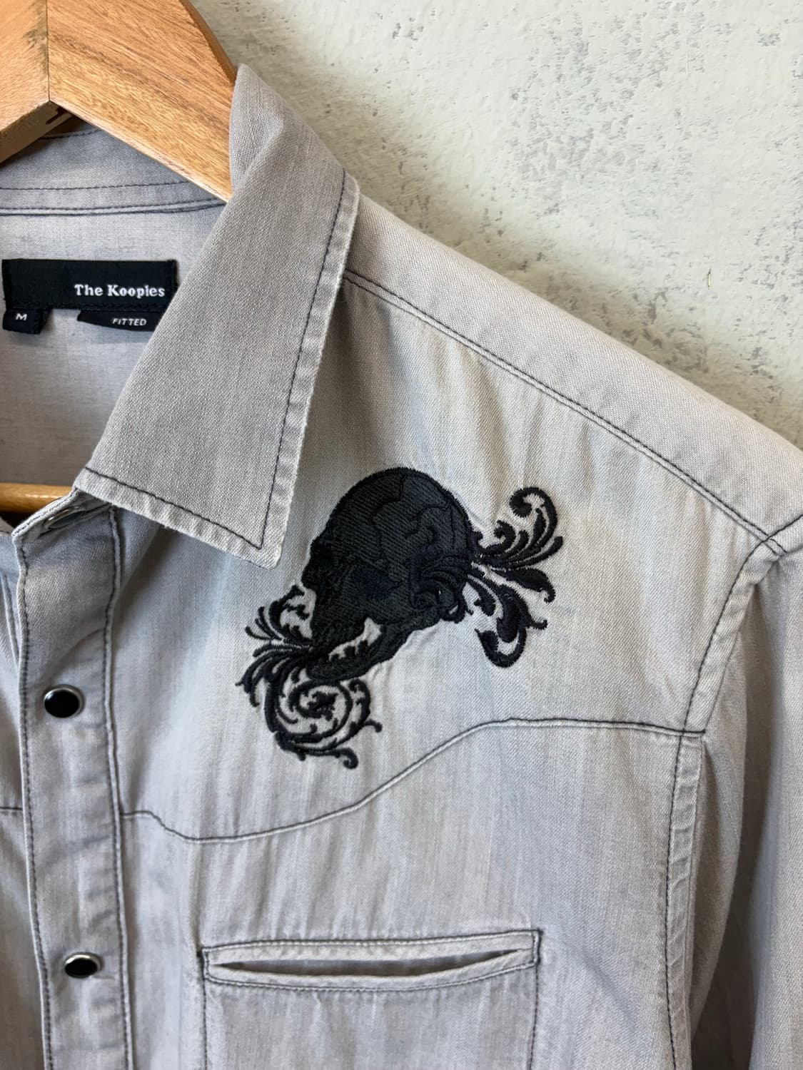 The Kooples 빈티지 스컬 자수 워싱 셔츠 상품이미지3