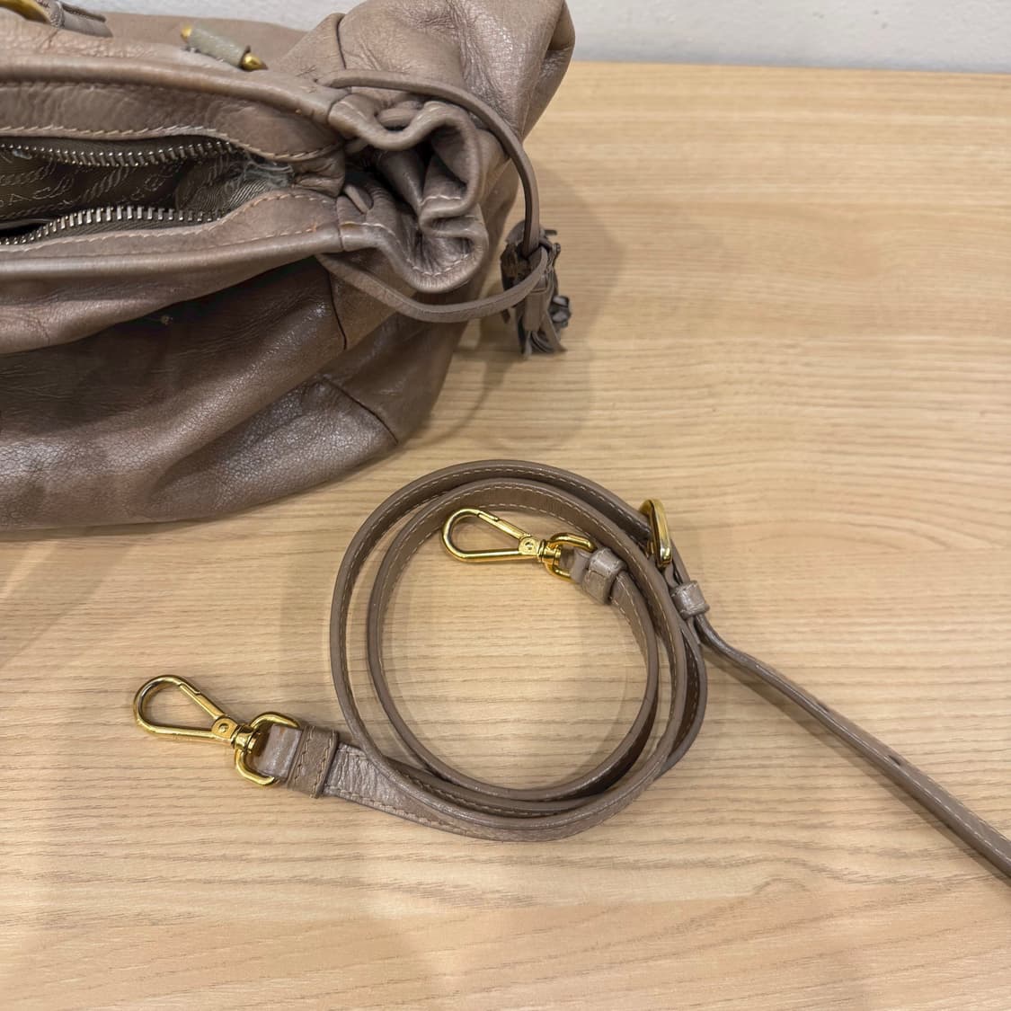 프라다 비텔로 다이노 레더 토트백 삼각 메탈 로고 플레이트 디테일 베이지 상품이미지6