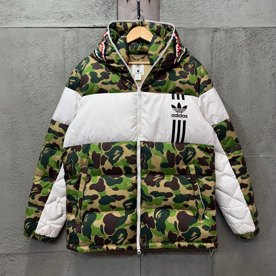 아디다스 x 베이프 샤크 카모 다운 패딩 (XL)  상품이미지3