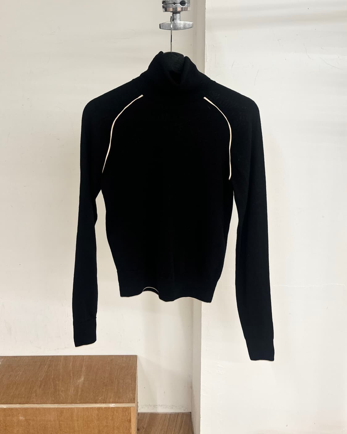 드리스 반 노튼 블랙 하이넥 니트 상품이미지1