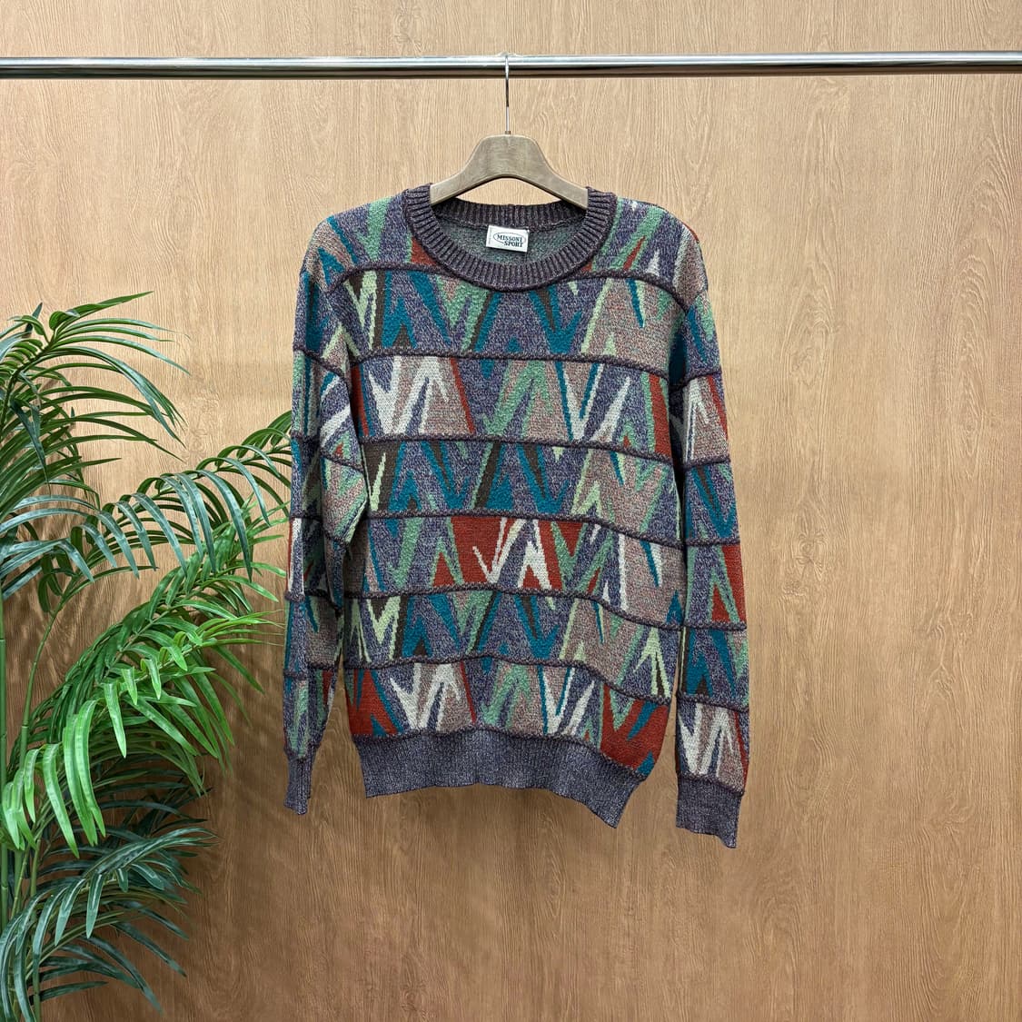 미쏘니 스포츠 니트 V자형 패턴 리브 마감 기하학 디테일 카키 상품이미지1