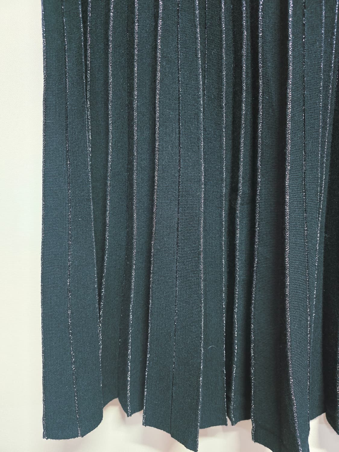 조이너스 블랙 세로 스트라이프 플리츠 롱 스커트 상품이미지3