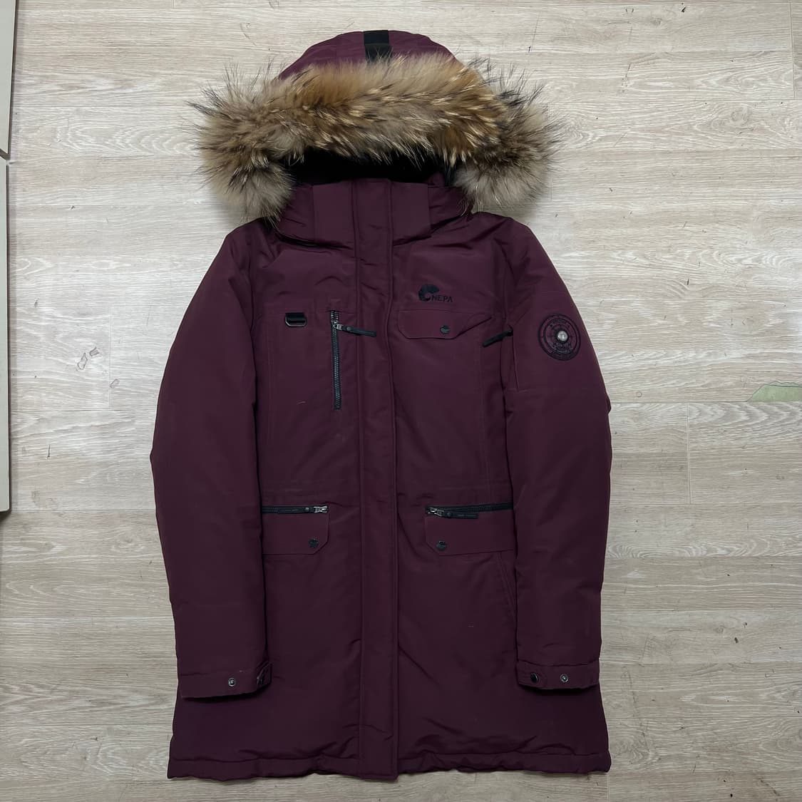 네파 구스다운 라쿤퍼 후드 와펜 미디엄 패딩 점퍼 [버건디] L/100 상품이미지1