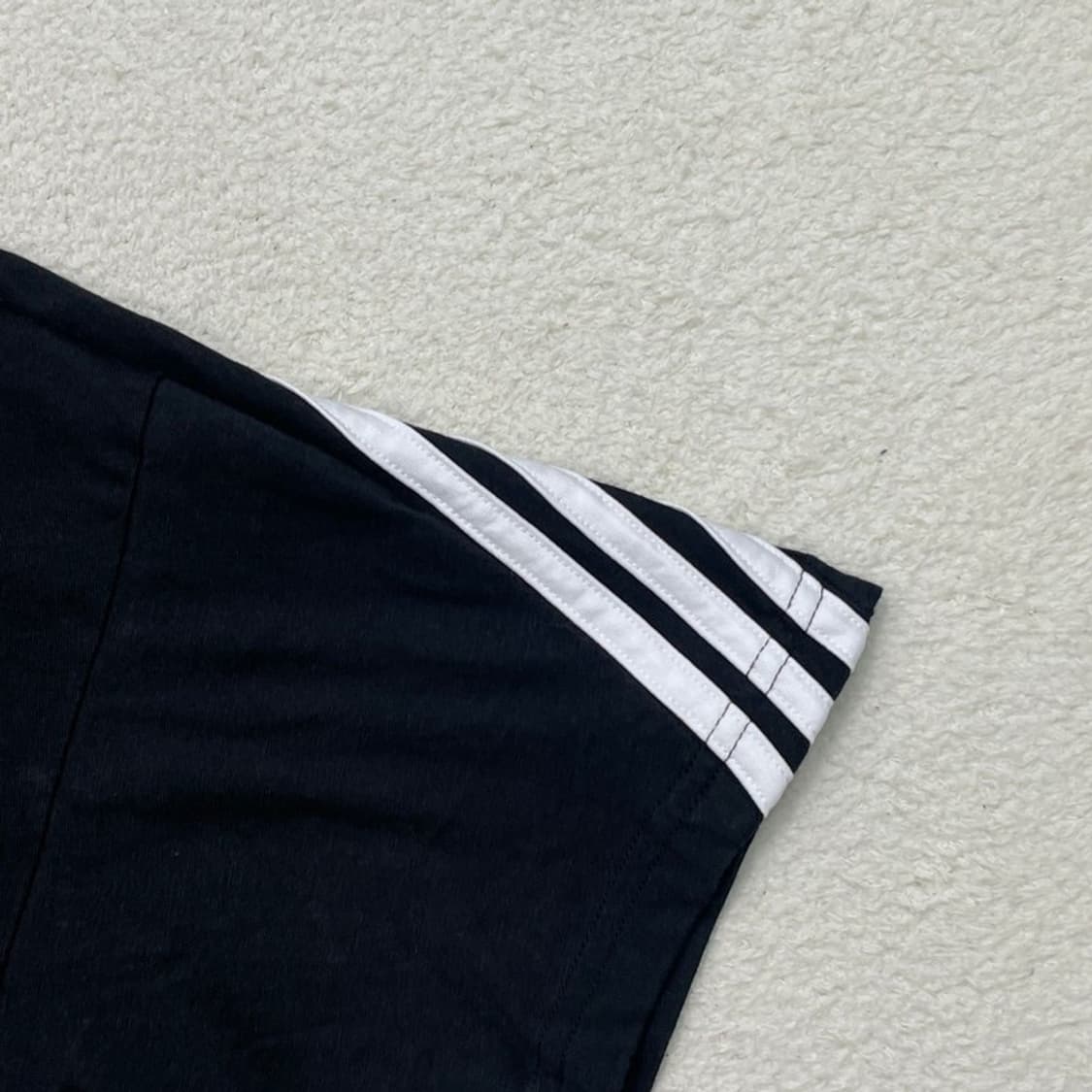 ADIDAS 로고 패치 삼선 크롭 반팔티 블랙 XS 상품이미지3